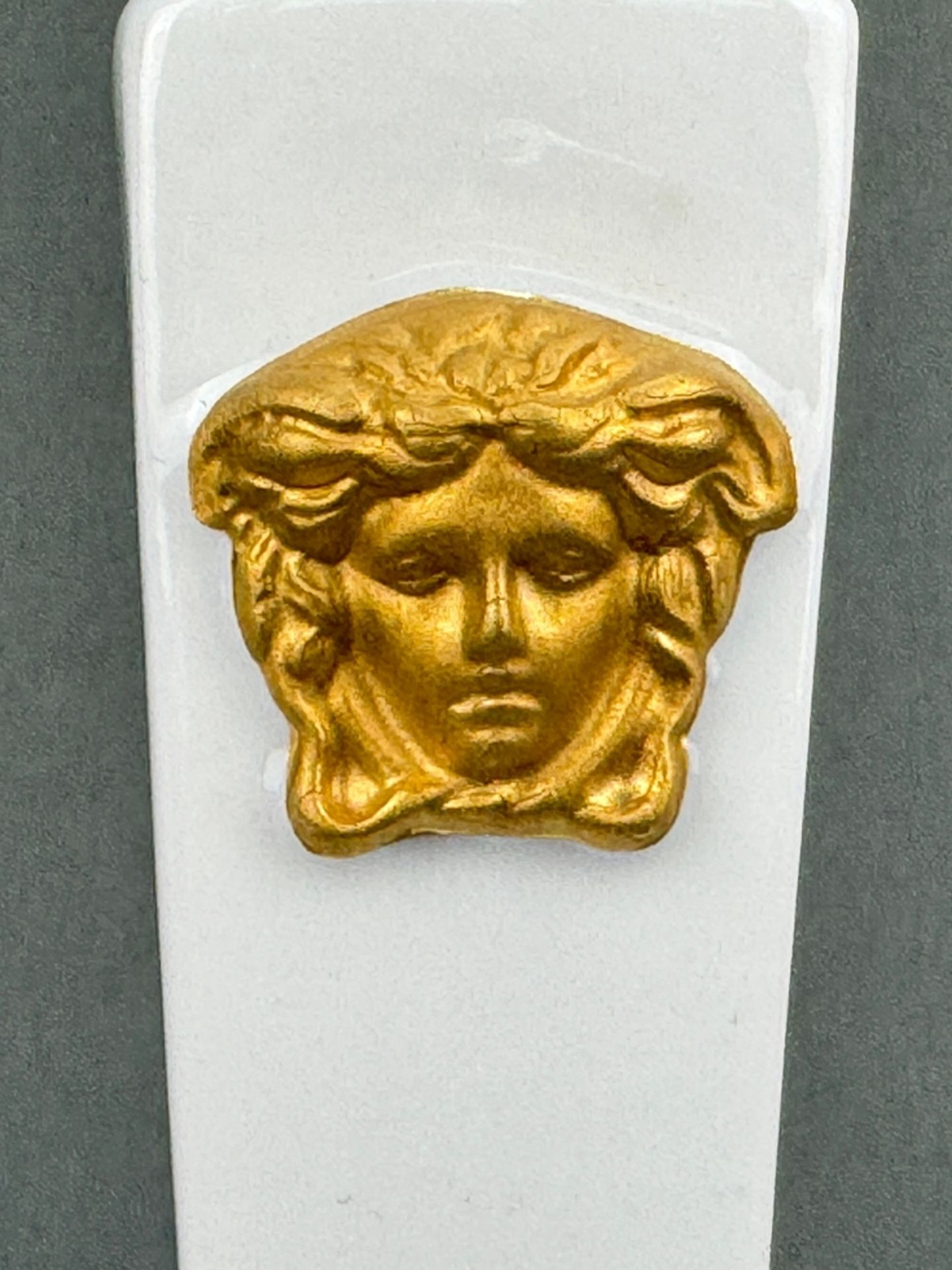Drei Kerzenhalter, Rosenthal, Entwurf Versace, Dekor "Gorgona", goldene Bodenmarke, jeweils Weiß-Po - Bild 2 aus 8