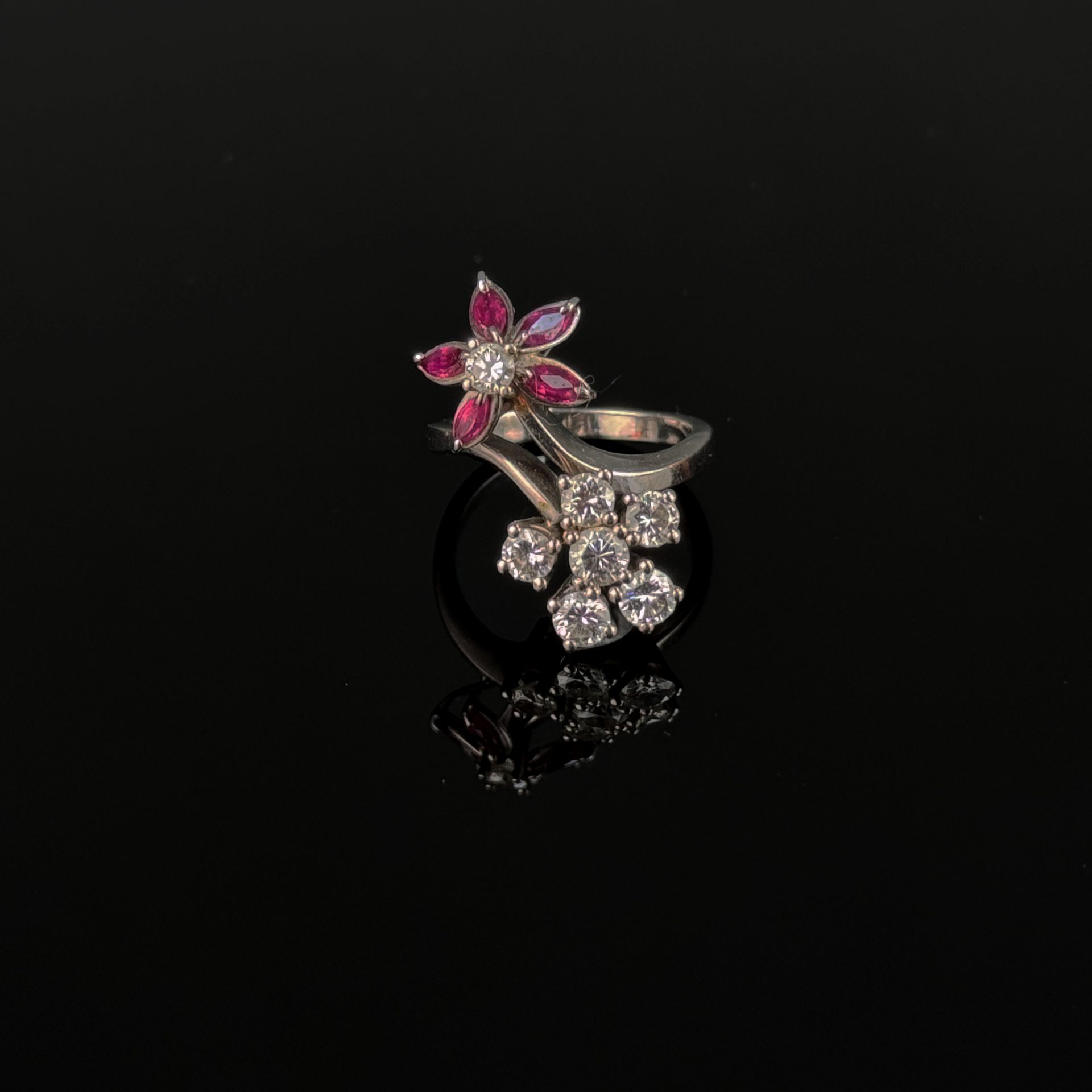Fancy ruby diamond ring, 585/14K white gold (hallmarked), 6.62 g, shaped as two flowers on the fron - Image 2 of 3