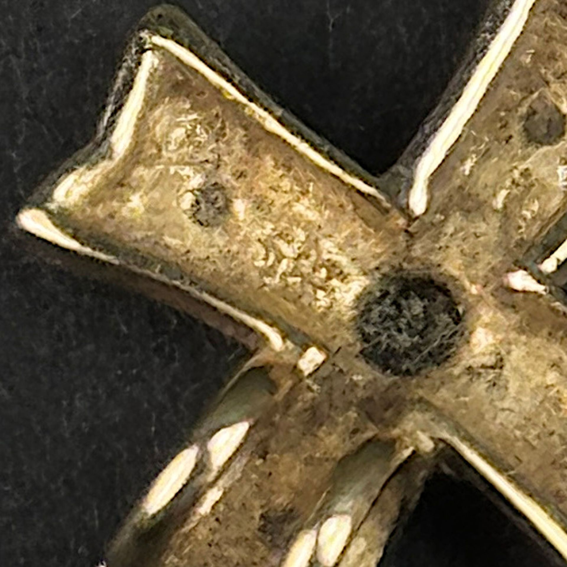 Small cross pendant, 585/14K yellow gold (hallmarked), 1.89g, set with a sapphire in the centre, a - Image 2 of 2