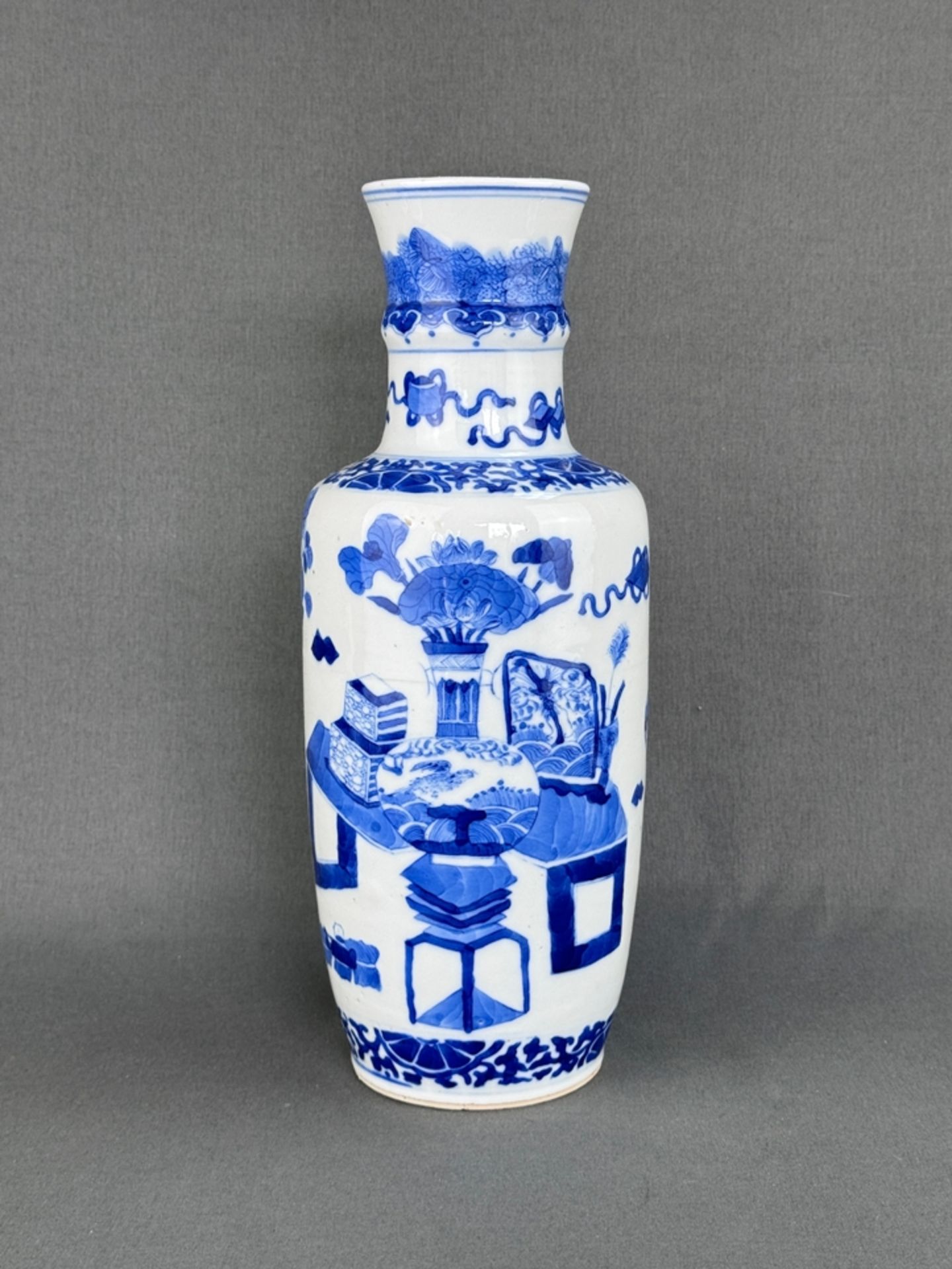 Vase, China, 20. Jahrhundert, Doppelkreismarke, balusterförmig mit Dekor in Unterglasurblau, Höhe 3