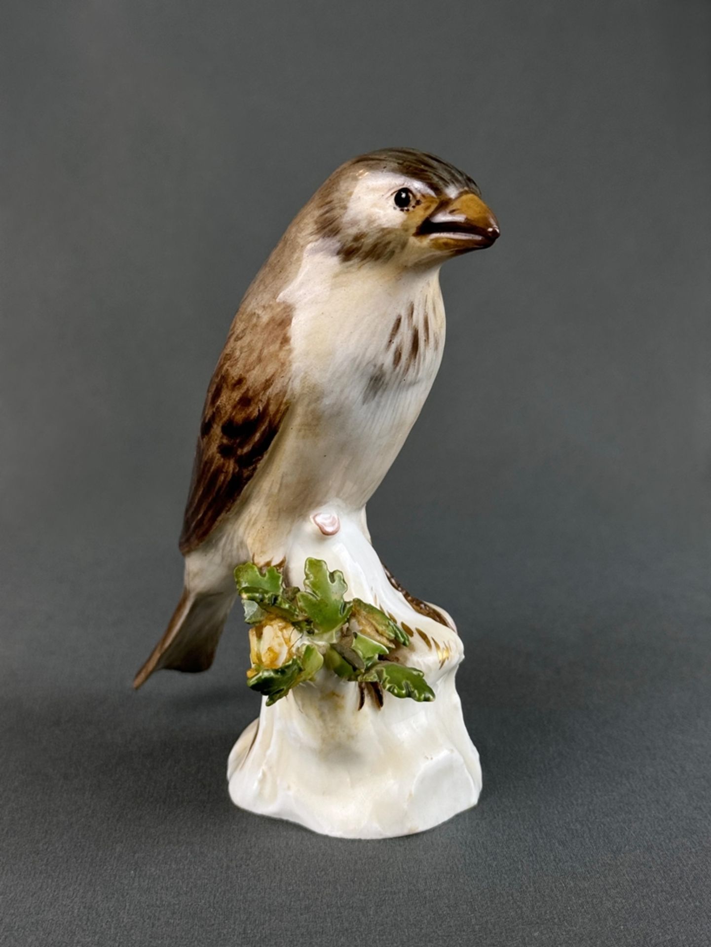 Porcelain figurine "Sparrow" Meissen sword mark, sparrow sitting on a branch base, with leaves, und - Image 2 of 5