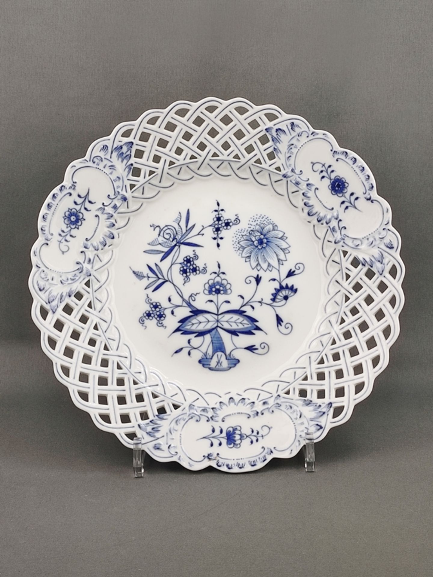 Breakthrough dish, Meissen, 1st choice, blue onion pattern, flag with rocaille cartouches and openw