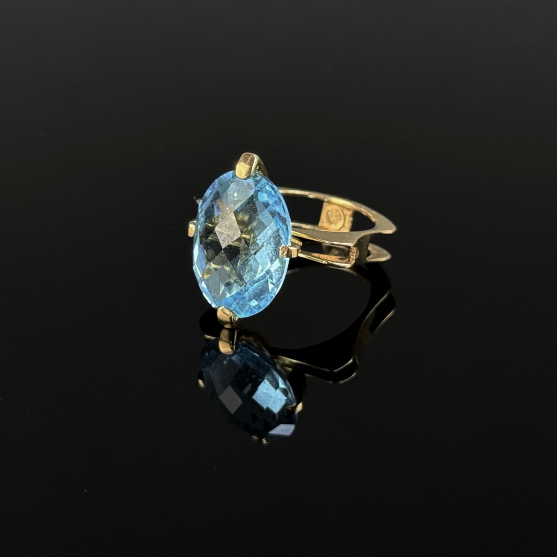 Modern ring, 750/18K yellow gold (hallmarked), total weight 7.88g, large light blue, oval, faceted