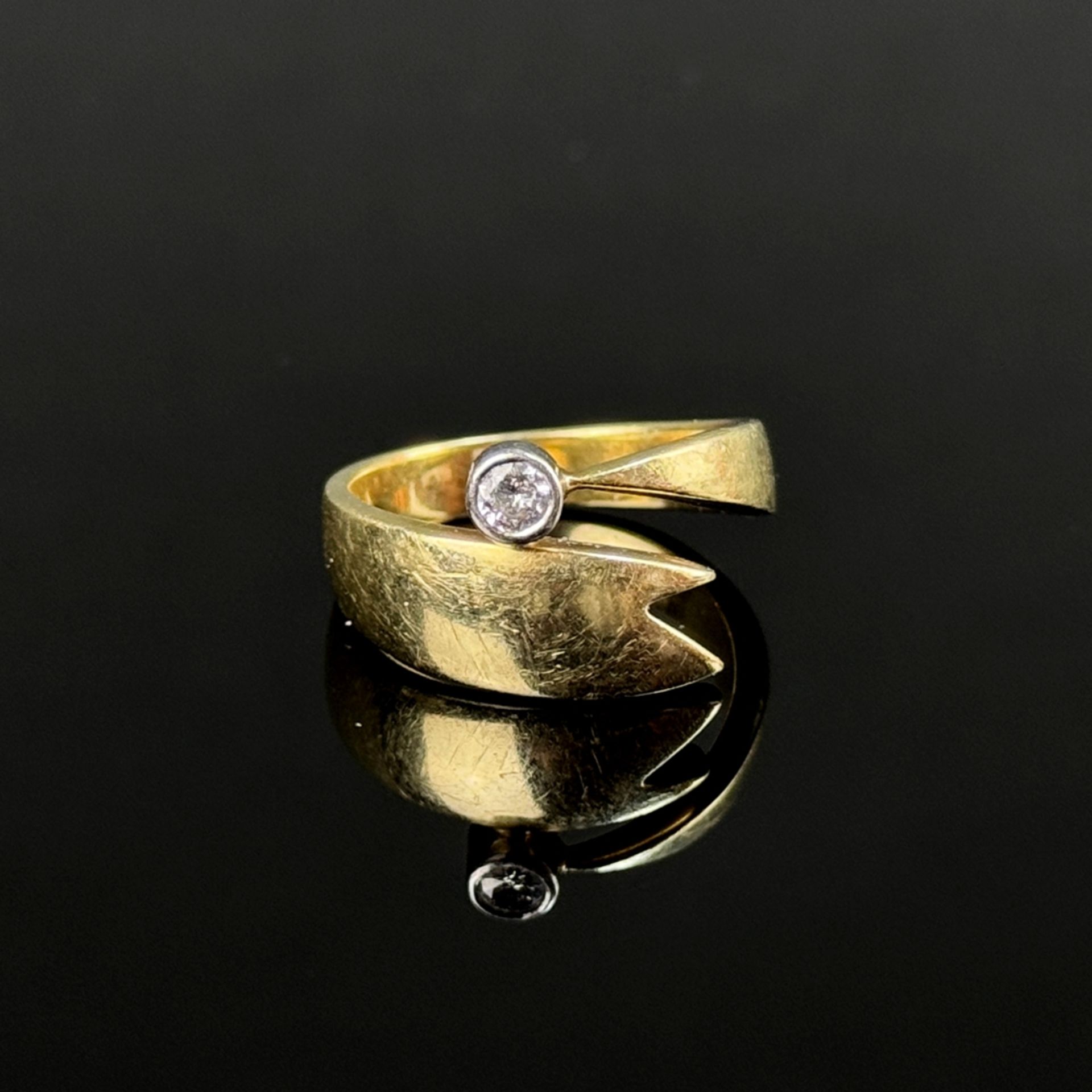 Modern diamond ring, 585/14K yellow gold (hallmarked), 5.89g, show side with a tail-shaped element - Image 2 of 3