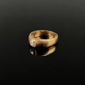 Solitär Ring, 750/18K Gelbgold (getestet), 6,6g, mittig Diamant im Brillantschliff von um ca. 0,3ct