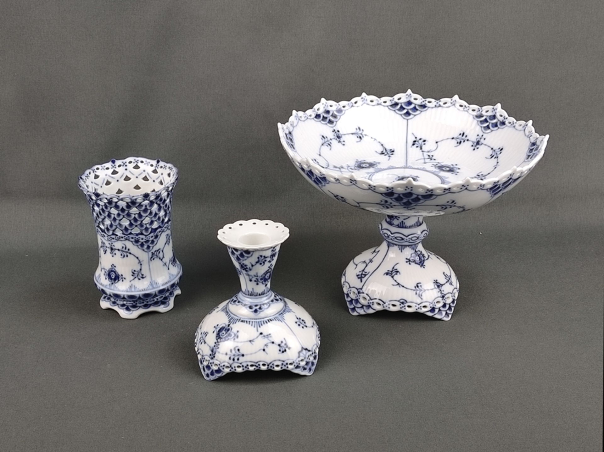 Drei Teile Porzellan, Royal Copenhagen, Dekor blaues Zwiebelmuster, bestehend aus: Kerzenleuchter,