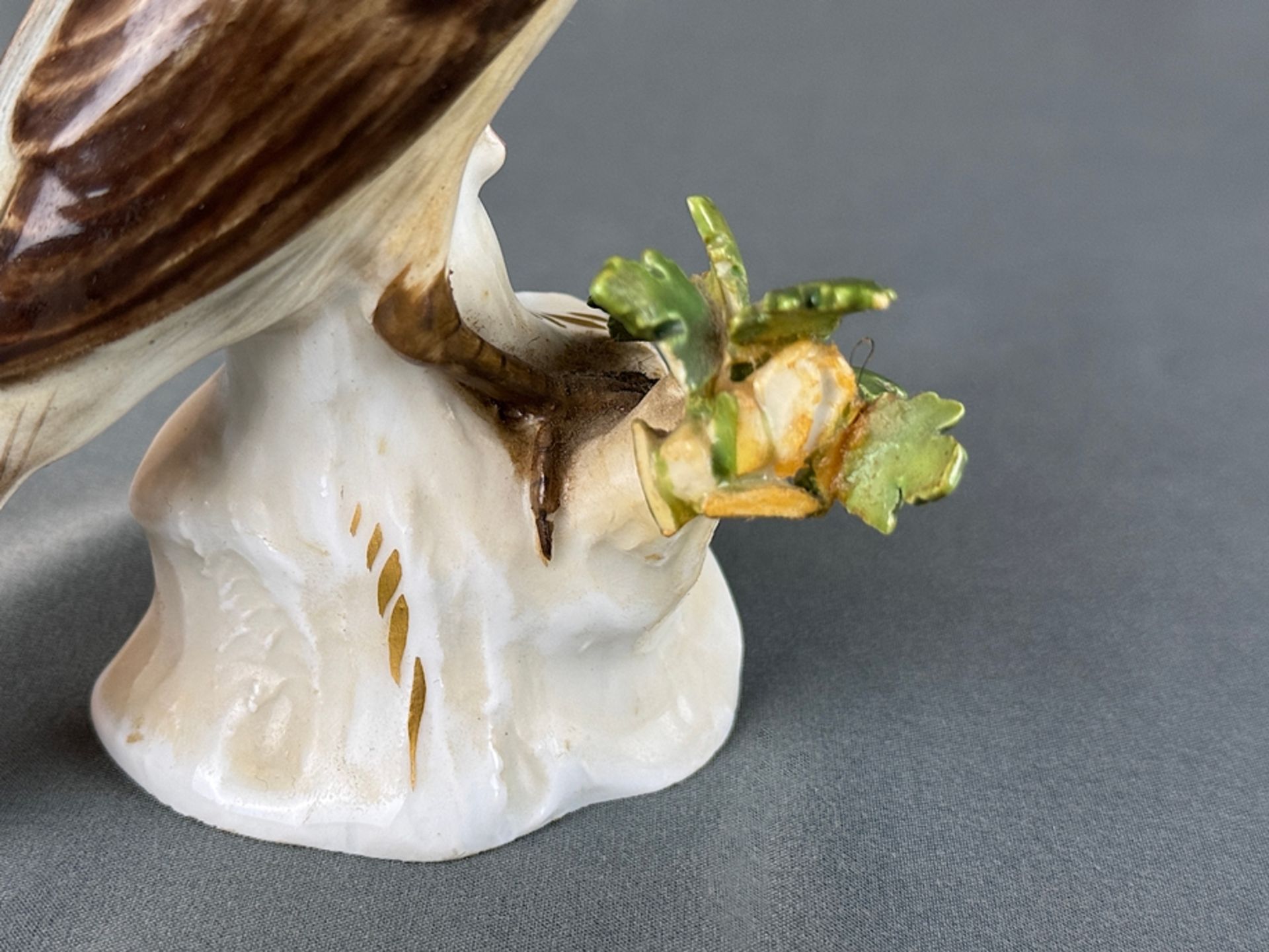 Porcelain figurine "Sparrow" Meissen sword mark, sparrow sitting on a branch base, with leaves, und - Image 4 of 5