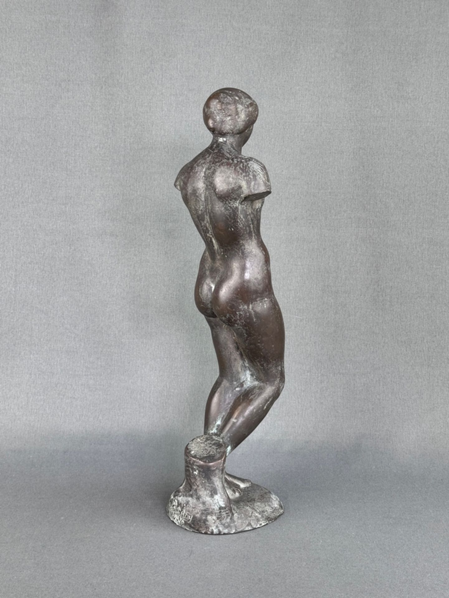 Röhrig, Karl (1886 Eisfeld an der Werra -1972 Munich), female nude, patinated bronze, signed and da - Image 2 of 3