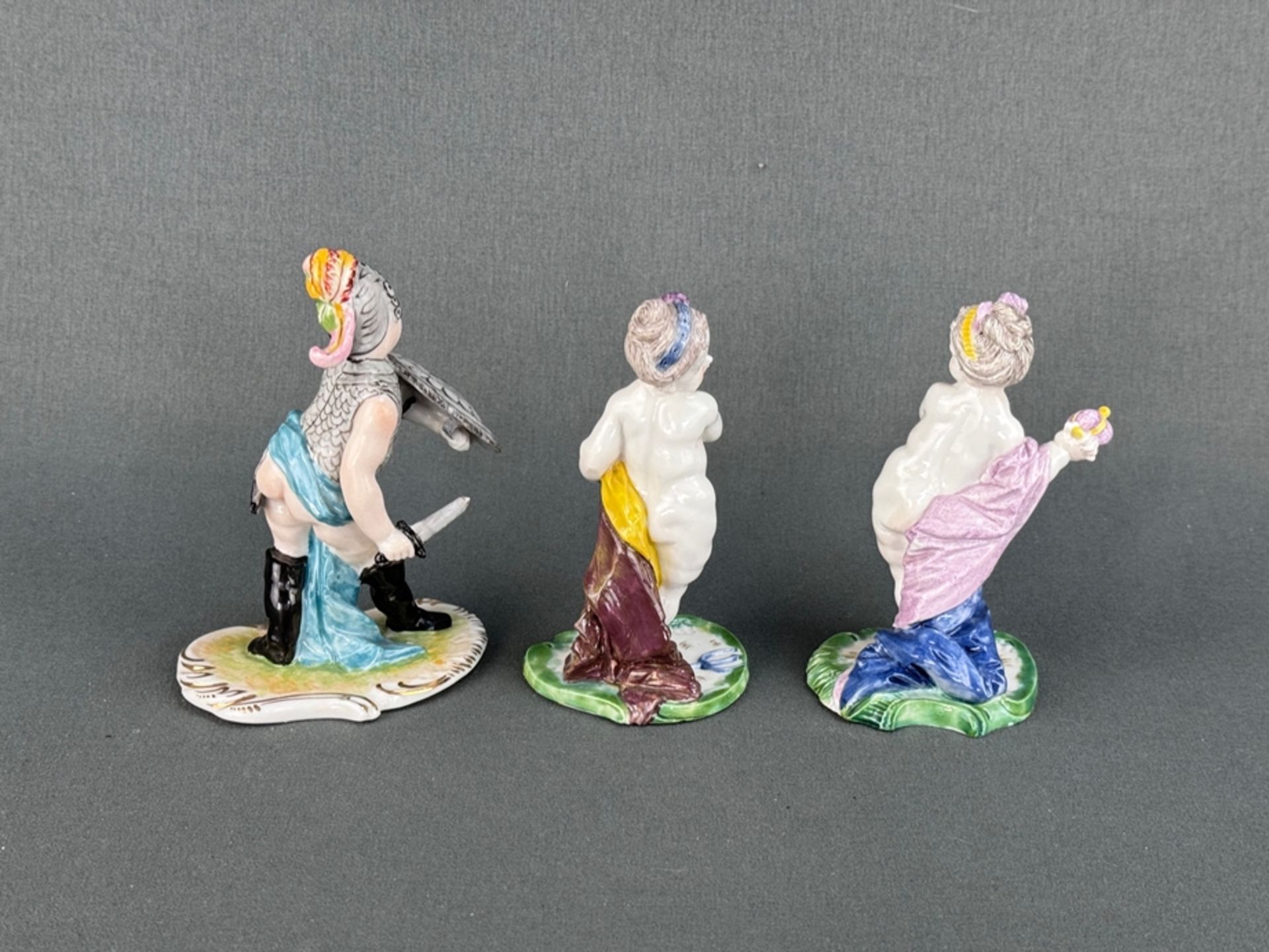 Drei kleine Porzellanfiguren "Putten", Nymphenburg, Götter Serie, Entwurf Franz Anton Bustelli, all - Bild 2 aus 3