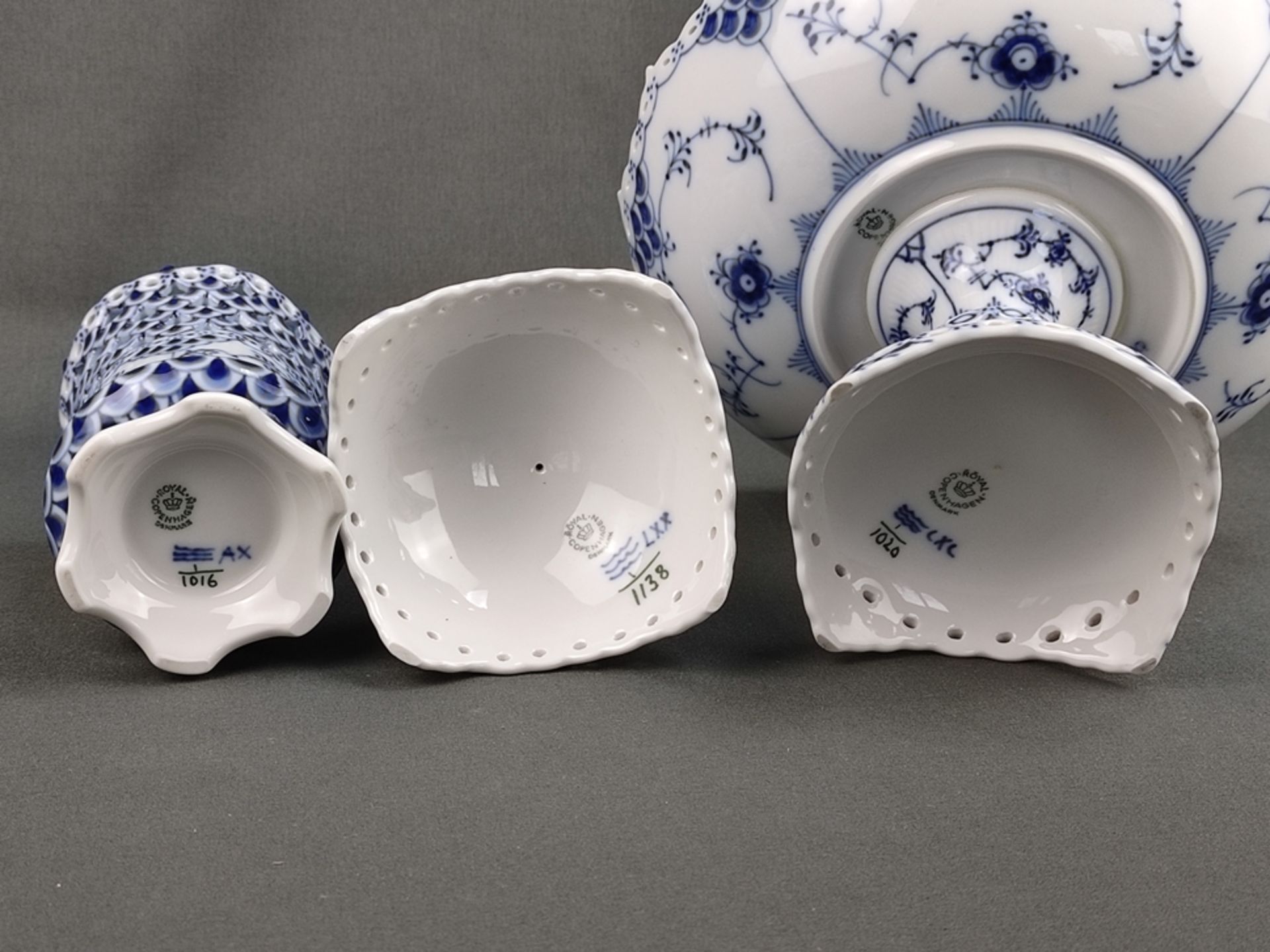 Drei Teile Porzellan, Royal Copenhagen, Dekor blaues Zwiebelmuster, bestehend aus: Kerzenleuchter, - Bild 2 aus 2