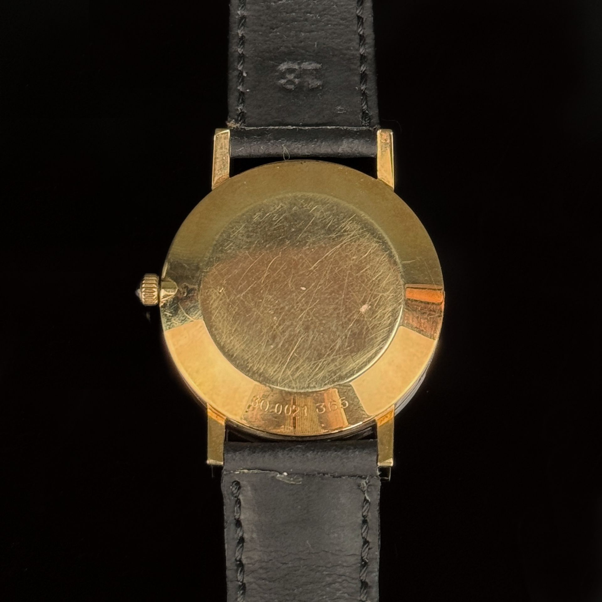 Design wristwatch, 750/18K yellow gold (hallmarked), round plain dial, date display at 12, manual w - Image 3 of 3