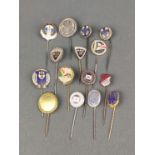 Small collection of pins/pins, 15 pieces, including German postal union enamel pin DPG
