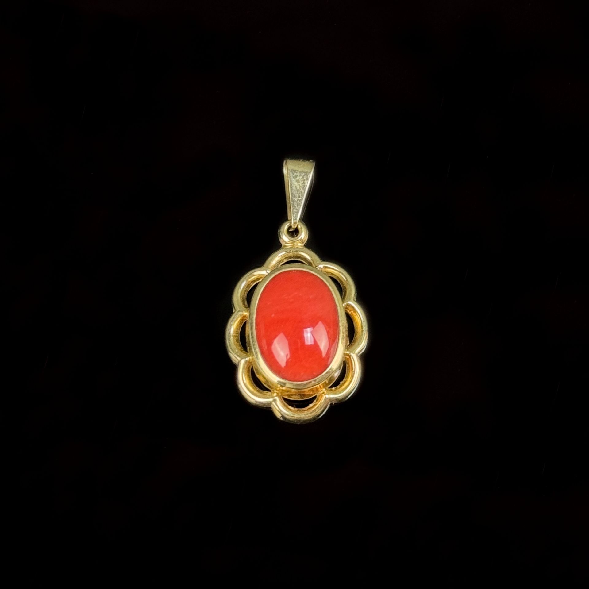 Coral pendant, 333/8K yellow gold (hallmarked), total weight 1.89g, length 3cm