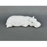 Flusspferd/Nilpferd, 20. Jahrhundert, weiß lasiertes Porzellan, liegend, bodenseitig gemarkt mit Mo