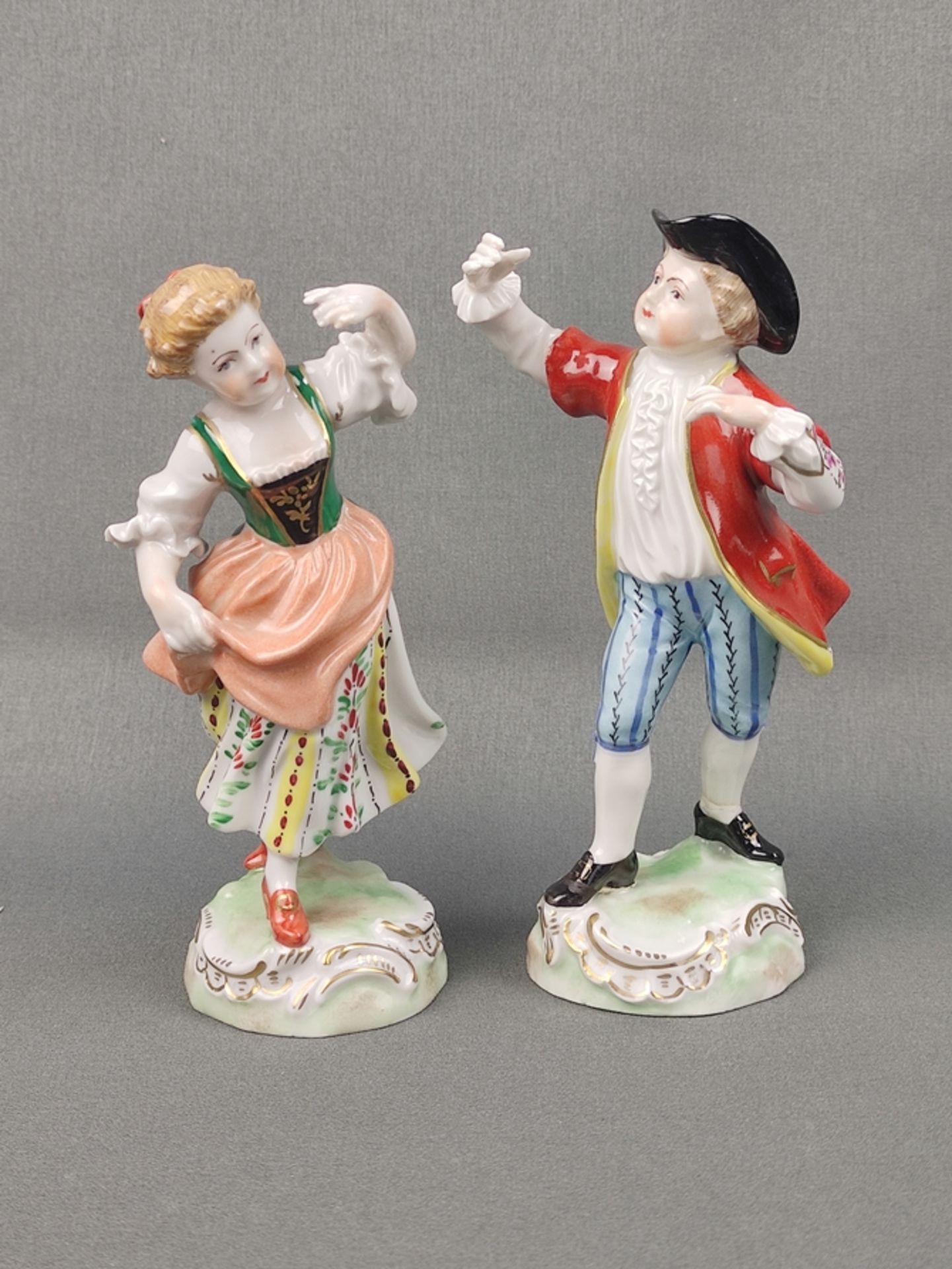 Paar Porzellanfiguren "Bauerntanz", Dresdner Porzellan, Frau und Mann in bäuerlicher Kleidung in Ta