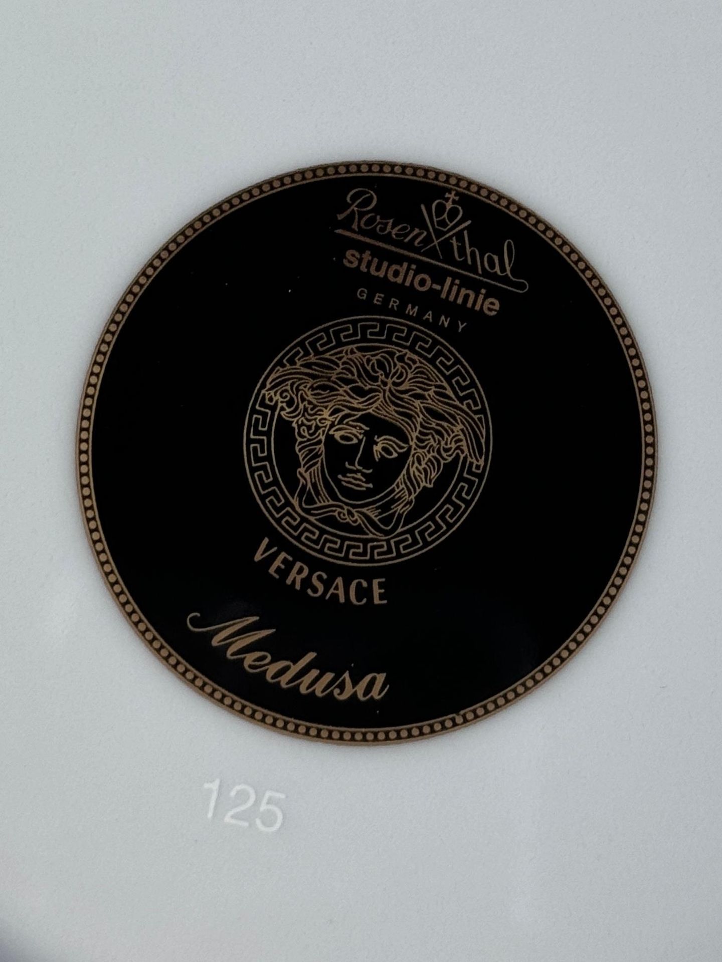 Rosenthal-Lot, 7 Teile, Entwurf Versace, Dekor Medusa, schwarz/goldene Bodenmarke, bestehend aus 6 - Bild 2 aus 2