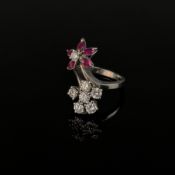 Ausgefallener Rubin Diamant Ring, 585/14K Weißgold (punziert), 6,62g, schauseitig als zwei Blumen a