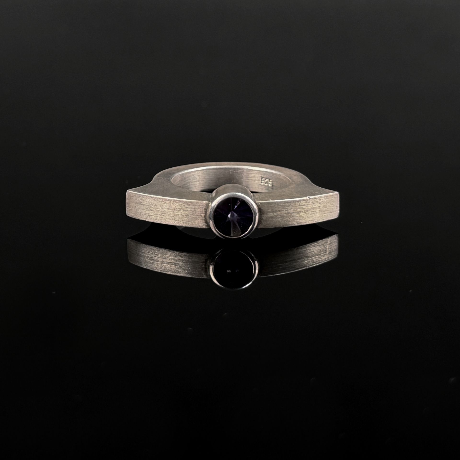 Designer-Ring mit Amethyst, Silber 925 (punziert), Gesamtgewicht 12g, mittig besetzt mit einem rund - Bild 2 aus 3