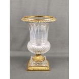 Große Vase, Frankreich, farbloses Glas mit Schliffdekor, Montierung aus vergoldeter Bronze, neoklas