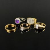 Konvolut aus fünf Ringen, ein Ring mit großem Zirkonia, 333/8K Gelbgold, 3,27g, Ringgröße 58, Bandr