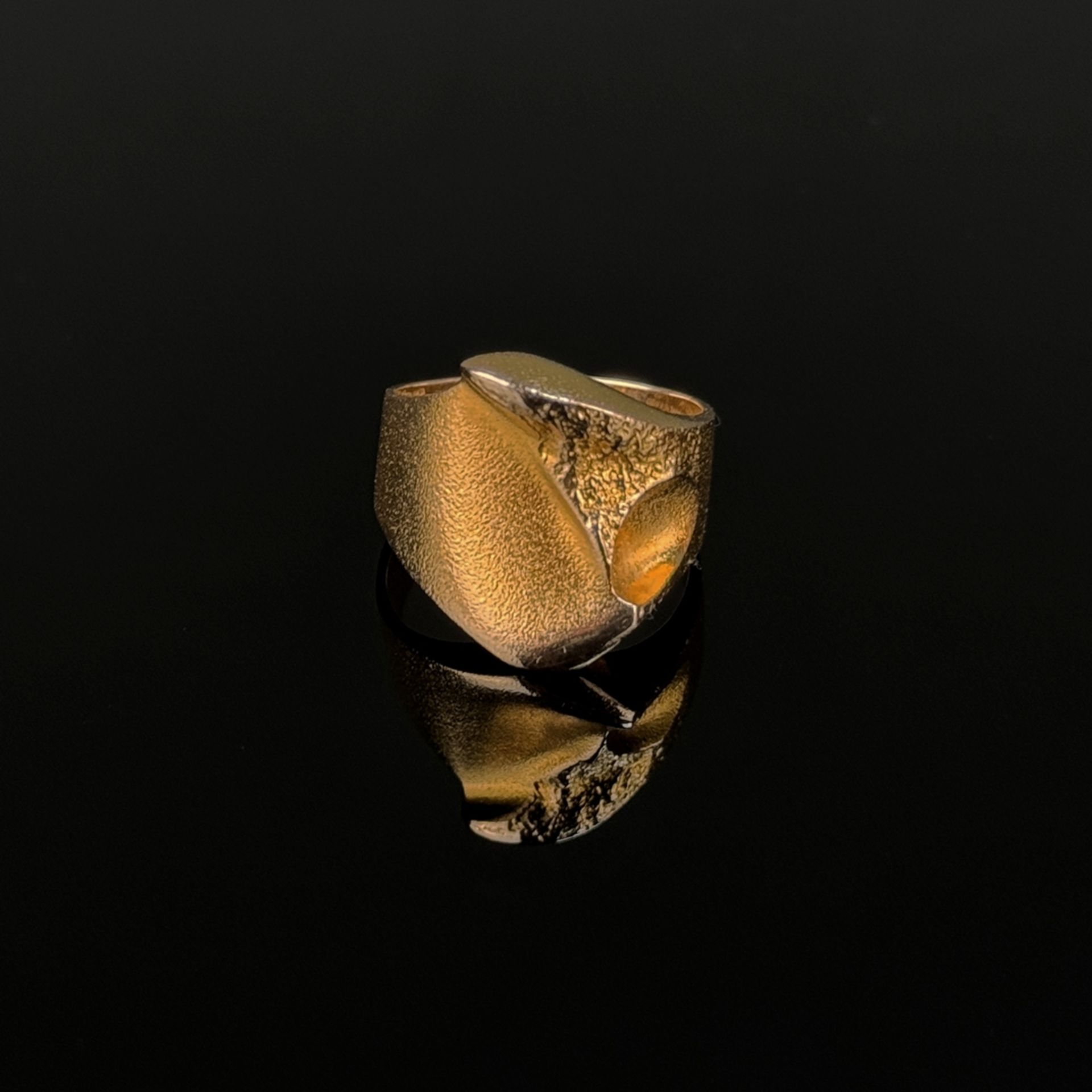 Modern Lapponia ring, 585/14K yellow gold (hallmarked), 7.26g, widened textured front, ring size 53 - Image 2 of 3