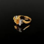Moderner Lapponia Diamant Ring, 750/18K Gelbgold (punziert), 3,37g, besetzt mit 2 Diamanten im Bril