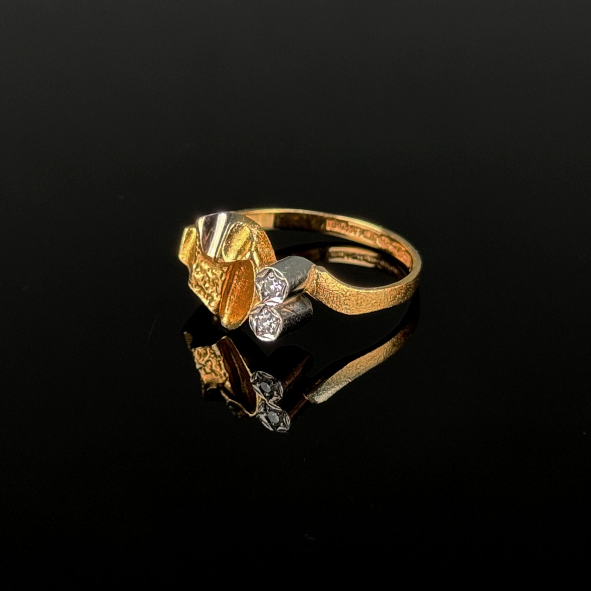 Modern Lapponia diamond ring, 750/18K yellow gold (hallmarked), 3.37 g, set with 2 brilliant-cut di