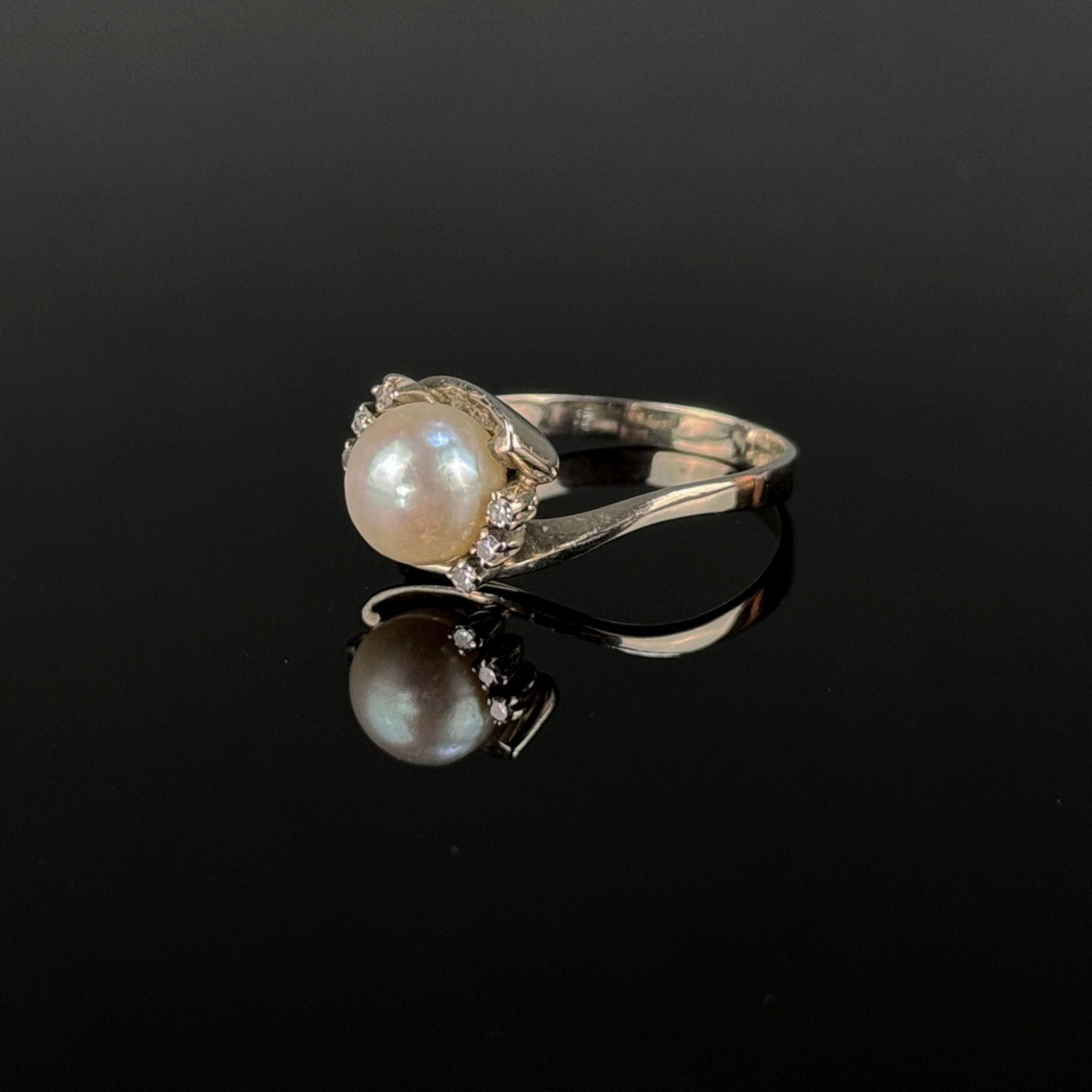 Pearl ring, 585/14K white gold (tested), 3.4g, white lustre pearl in the centre, diameter approx. 7