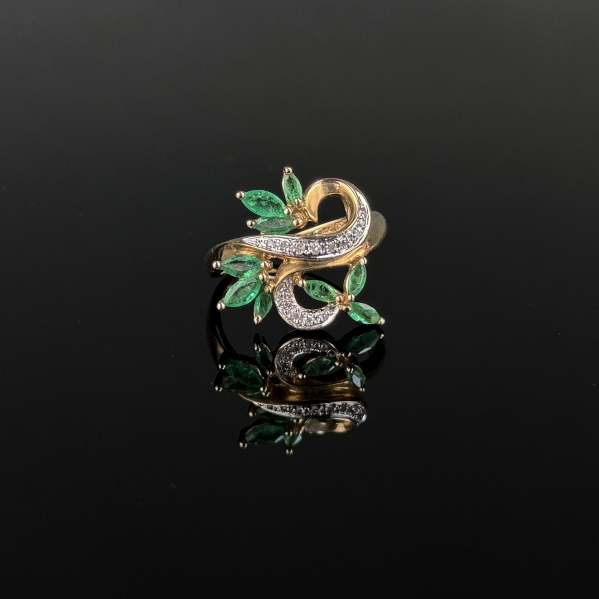 Smaragd Diamant Ring, 585/14K Weiß- und Gelbgold (punziert), 4,32g, fein ausgestaltet als Blattmoti - Bild 2 aus 3