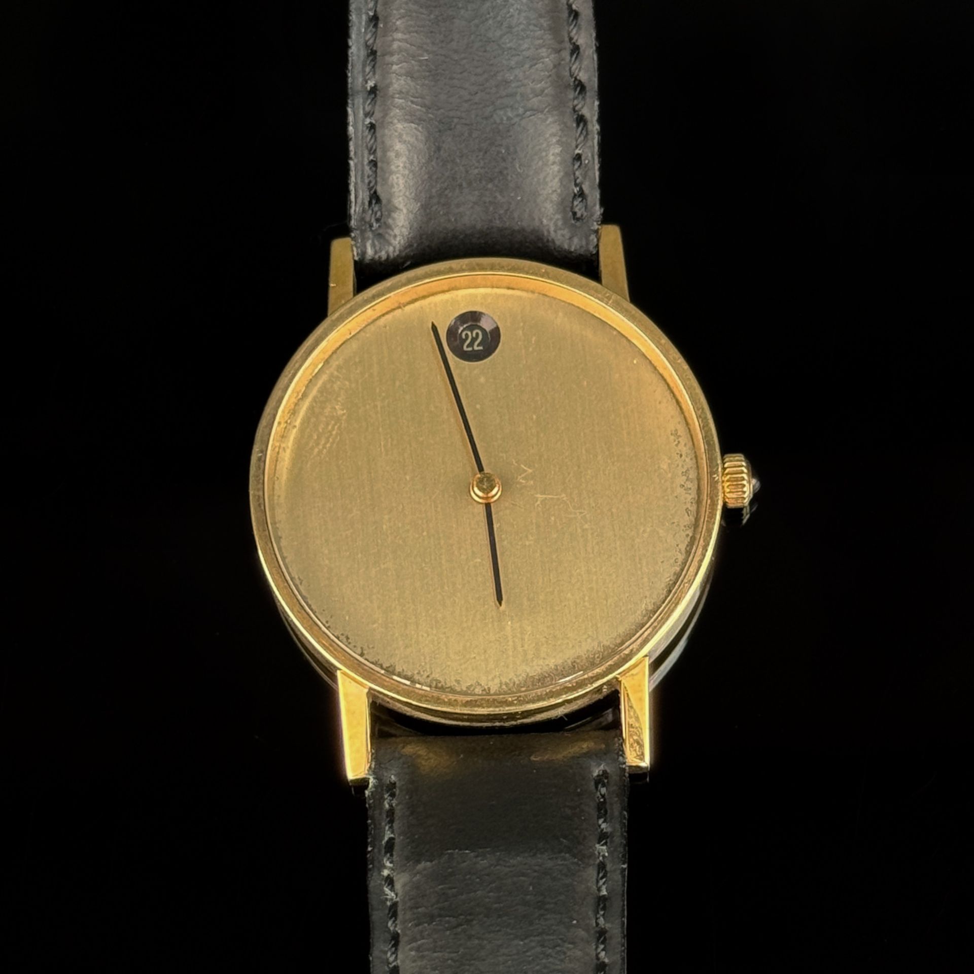 Design wristwatch, 750/18K yellow gold (hallmarked), round plain dial, date display at 12, manual w - Image 2 of 3