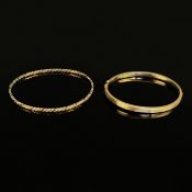 Zwei Armreifen, einer 333/8K Gelbgold (punziert), 9,84g (gefüllt), mit Steckschließe, teilweise lei