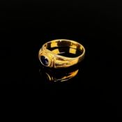 Saphir Ring, 585/14K Gelbgold (punziert), 3,2g, schauseitig eingefasster ovaler facettierter Saphir