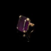 Großer Amethyst Ring, 750/18K Gelbgold (getestet), Gesamtgewicht 15,89g, mittig in vier Krappen ein