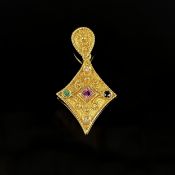 Anhänger, 750/18K Gelbgold (punziert) 2,8g, rautenförmig besetzt mit Smaragd, Saphir, Rubin und 2 k