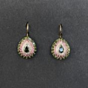 Paar Ohrringe, 333/8K Gelbgold (punziert), Gesamtgewicht 3,72g, mittig tropfenförmiger Turmalin, um