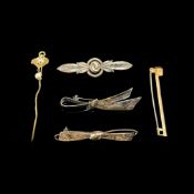 4 Stabbroschen und eine Anstecknadel, verschiedene Materialien, Längste ca. 7,5cm