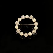 Diamant Perl Brosche, 750/18K Weißgold (punziert), Gesamtgewicht 4,8g, besetzt mit 7 kleinen Perlen
