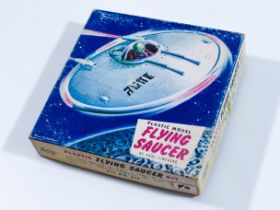 FLYING SAUCER PAUL LINDBERG VINTAGE MODEL KIT ED WOOD PLAN 9 FROM OUTER SPACE UFO 1954 SPACE TOY