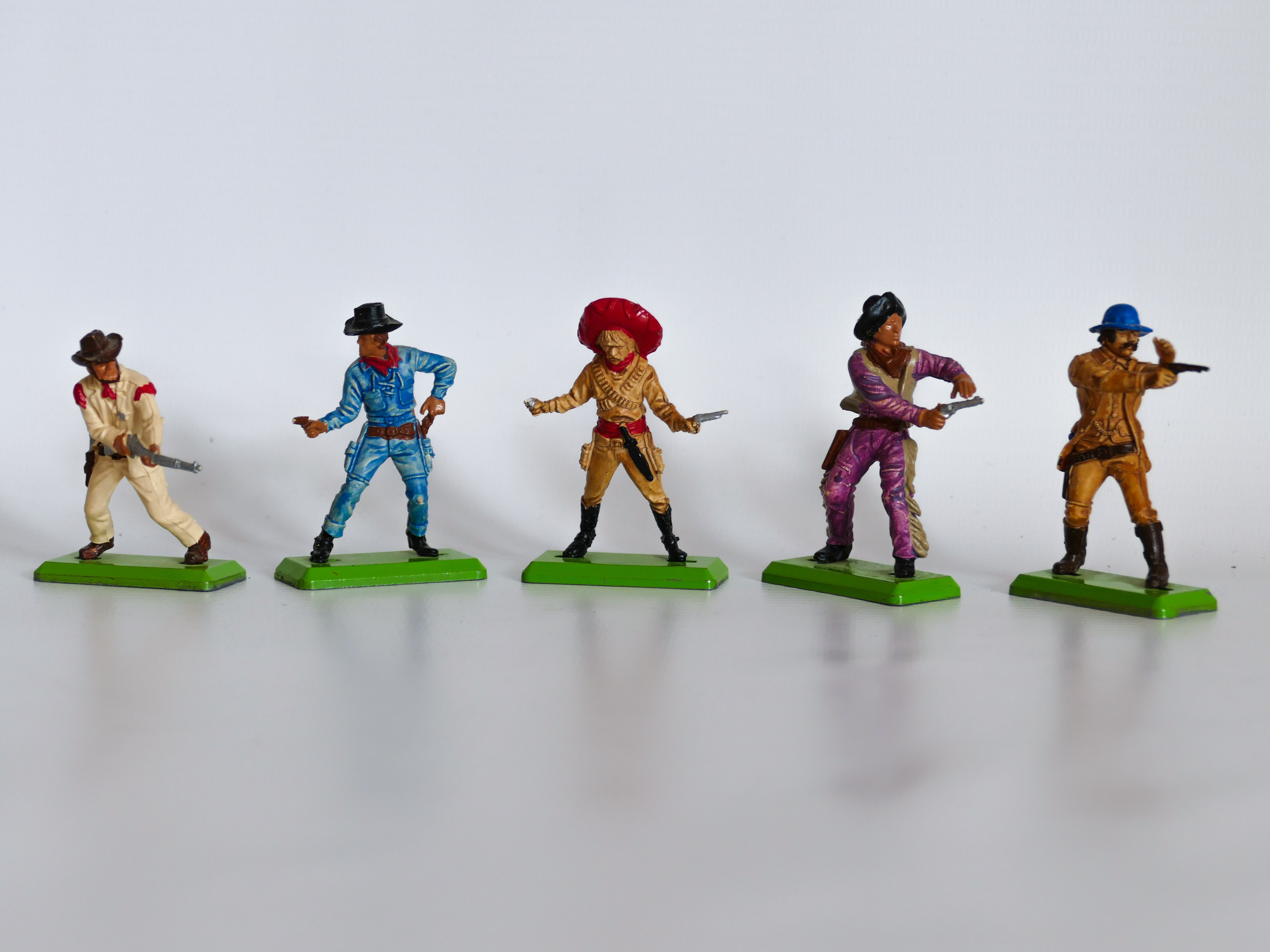 BRITAINS WILD WEST COWBOYS & INDIANS DEETAIL TOY FIGURES SOLDIERS VINTAGE MADE IN ENGLAND