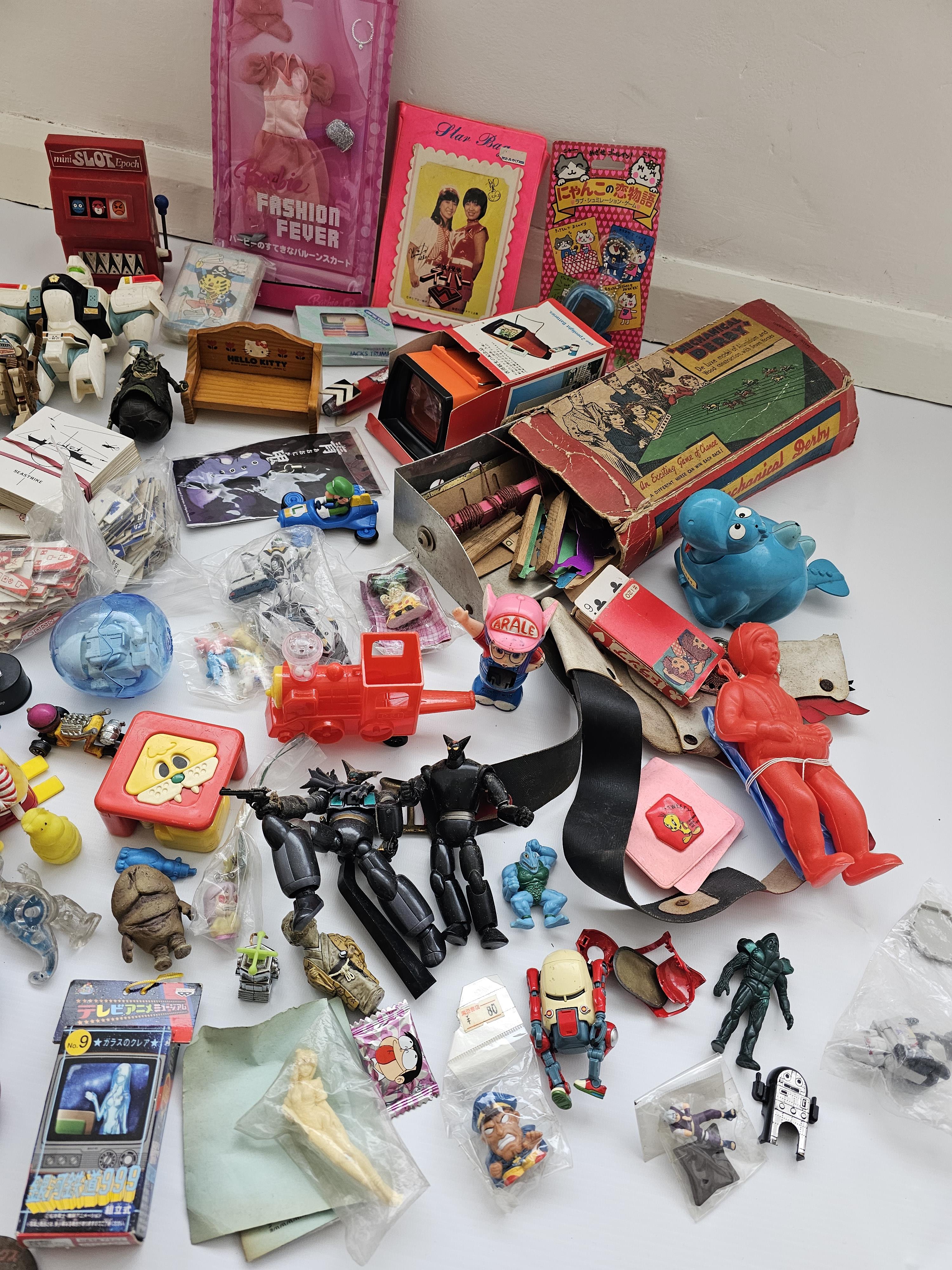 VINTAGE JAPANESE TOY LOT GETTER ROBO MCDONALDS ROBOT CARDS TAMAGOTCHI ARALE MOOMIN ACTION FIGURE - Image 2 of 3