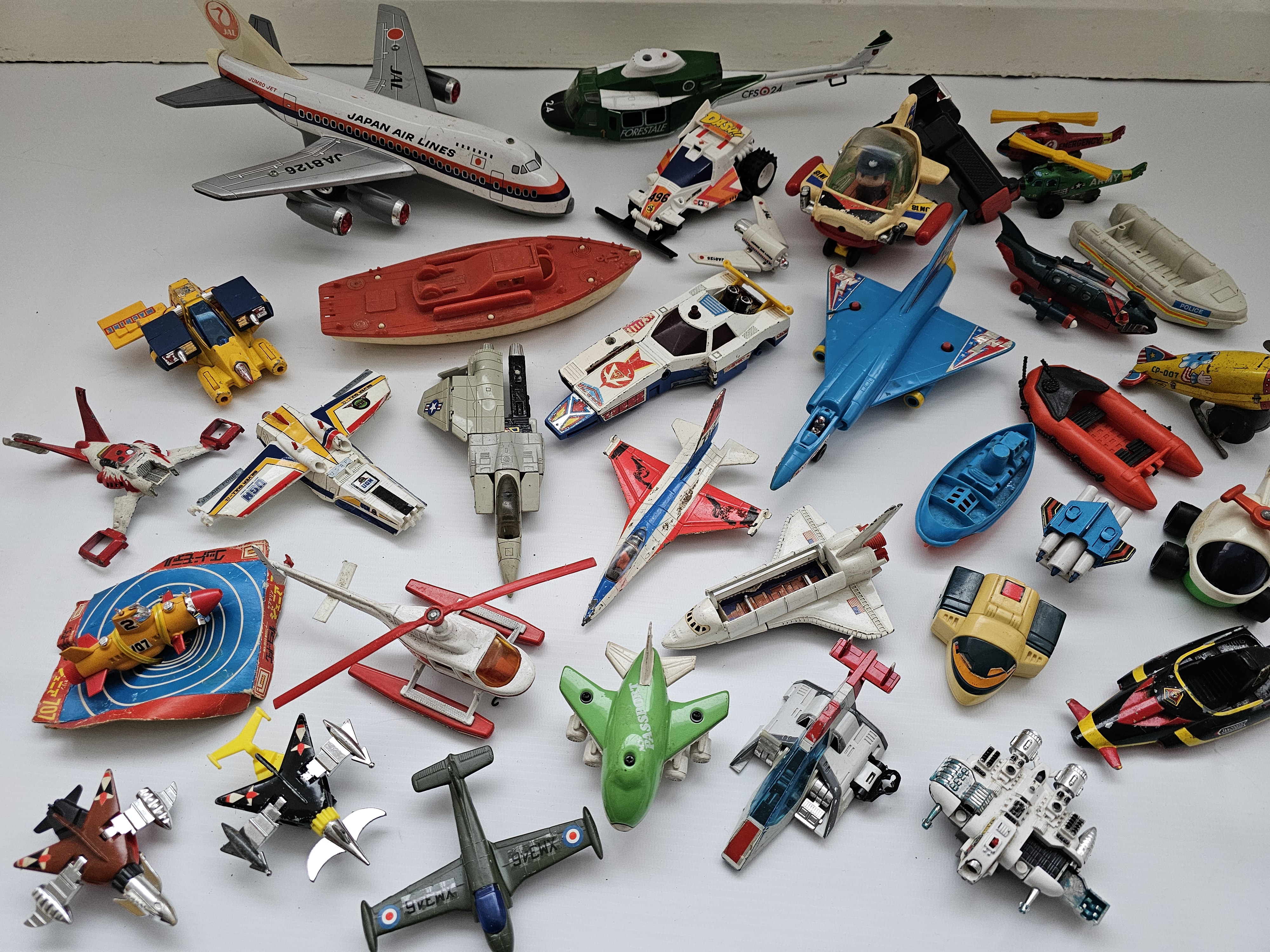 VINTAGE LOT DIE-CAST PLANES VEHICLES SPACE TOY JAPAN THUNDERBIRDS PLASTIC ROCKET BOAT JET AIRPLANE - Image 2 of 2