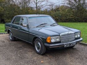 1977 MERCEDES W123 250 AUTO