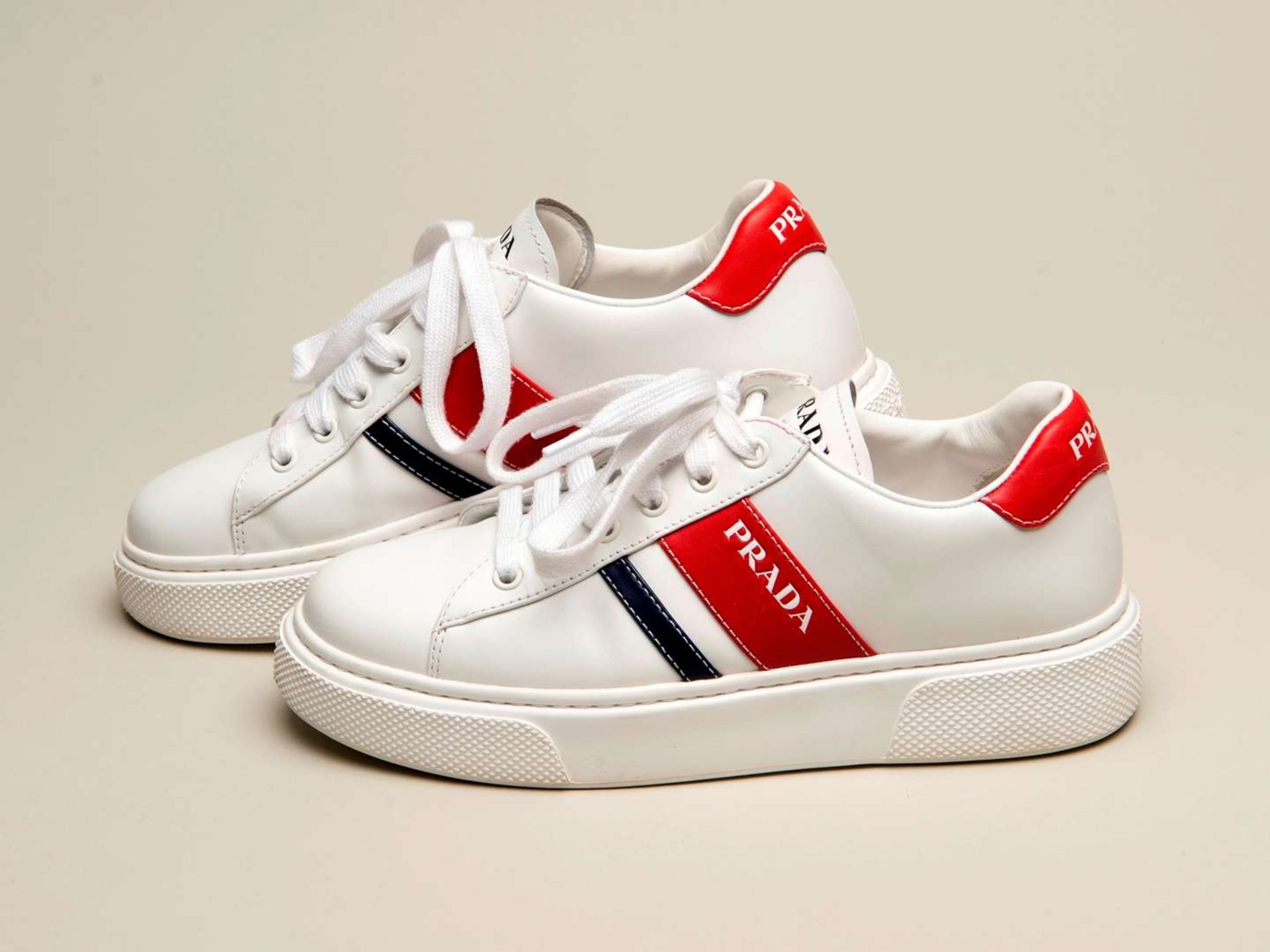 PRADA, a pair of Bianco+ Rosso, Vitello Soft sneakers - Bild 5 aus 5