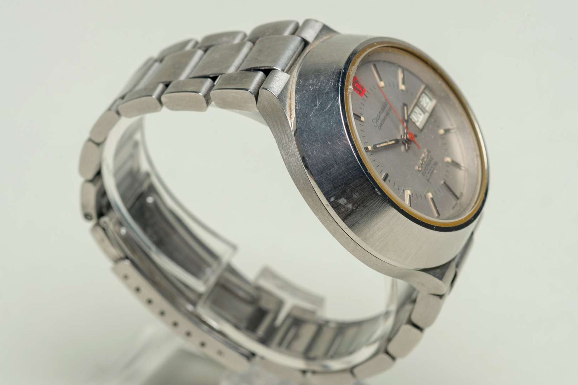OMEGA, a 1970's Seamaster, Chronometer, Electronic f300 Hz, stainless steel day/date wristwatch. - Image 3 of 8