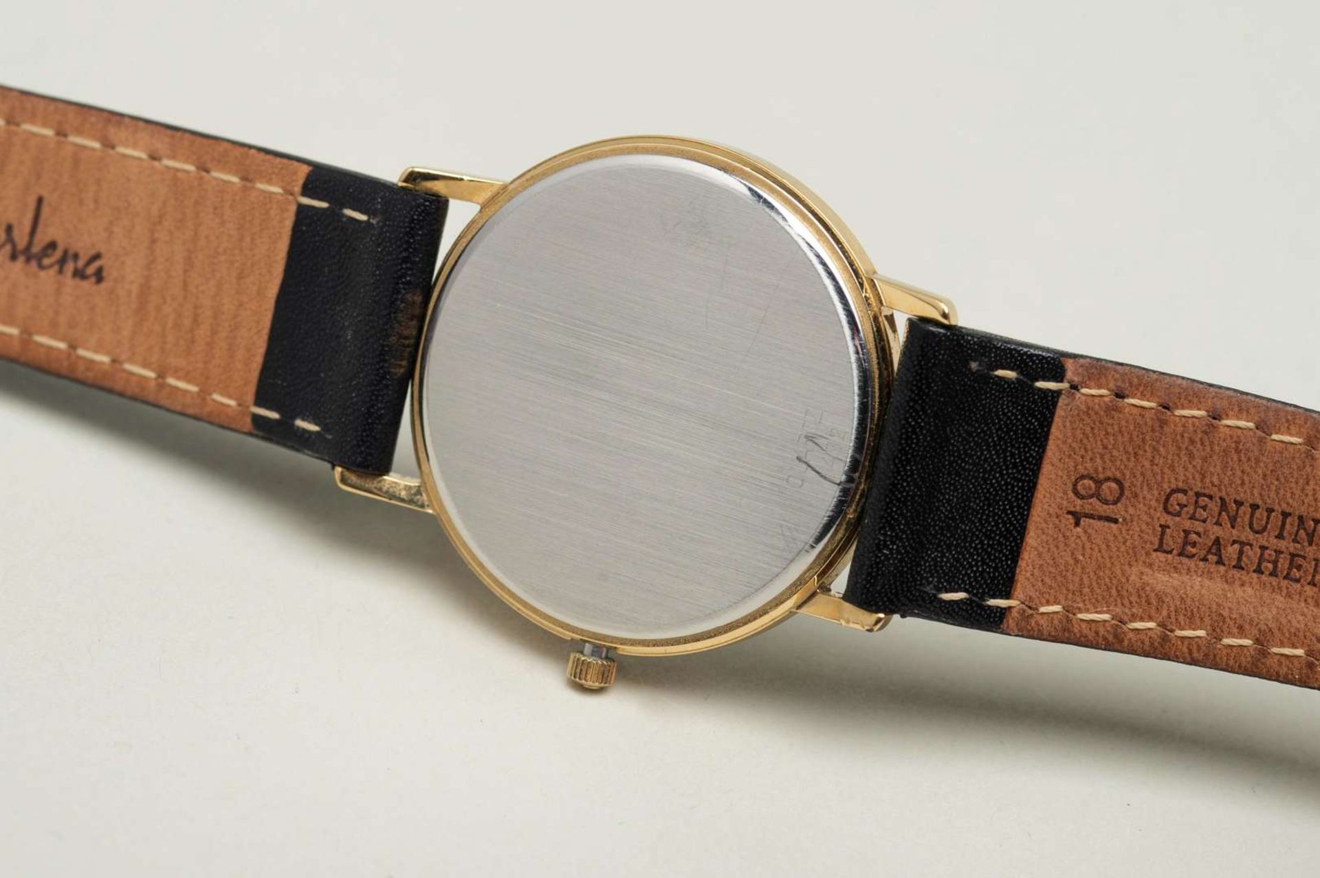 OMEGA, a modern gold plated, quartz, centre seconds, calendar wristwatch. - Bild 4 aus 7