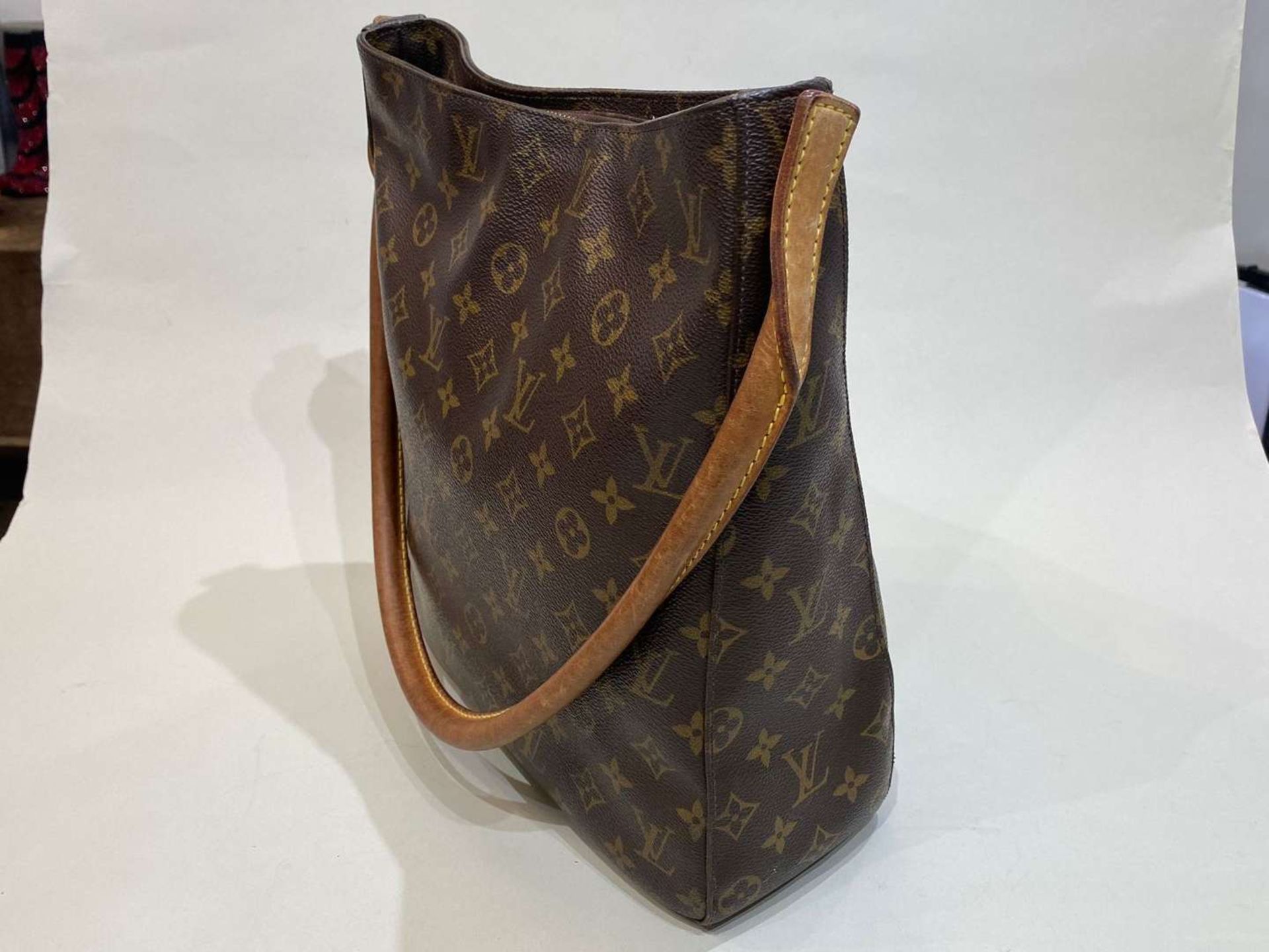 LOUIS VUITTON, Looping, tan stitched leather and monogrammed shoulder bag - Bild 4 aus 7