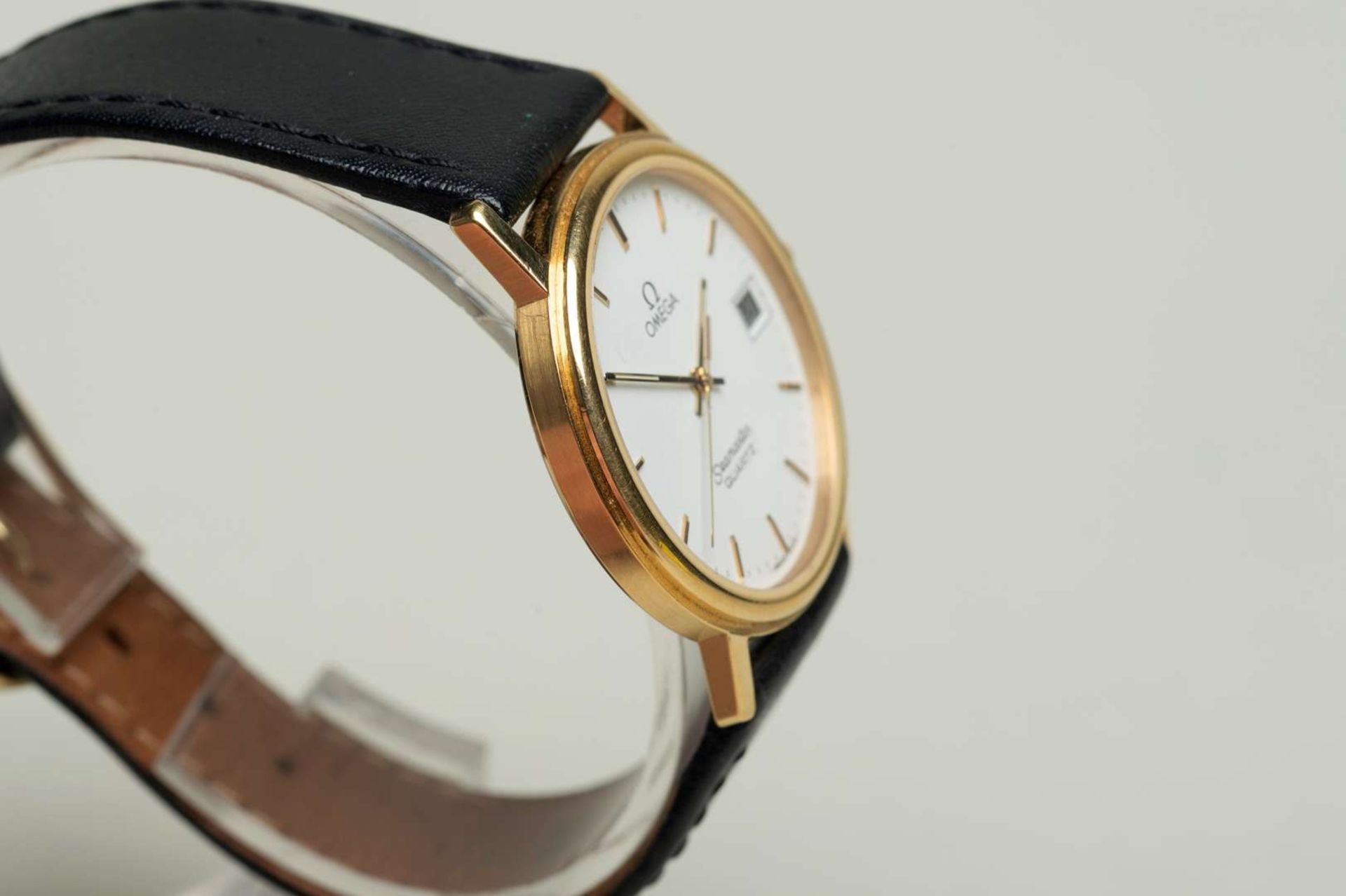 OMEGA, a modern gold plated, quartz, centre seconds, calendar wristwatch. - Bild 3 aus 7