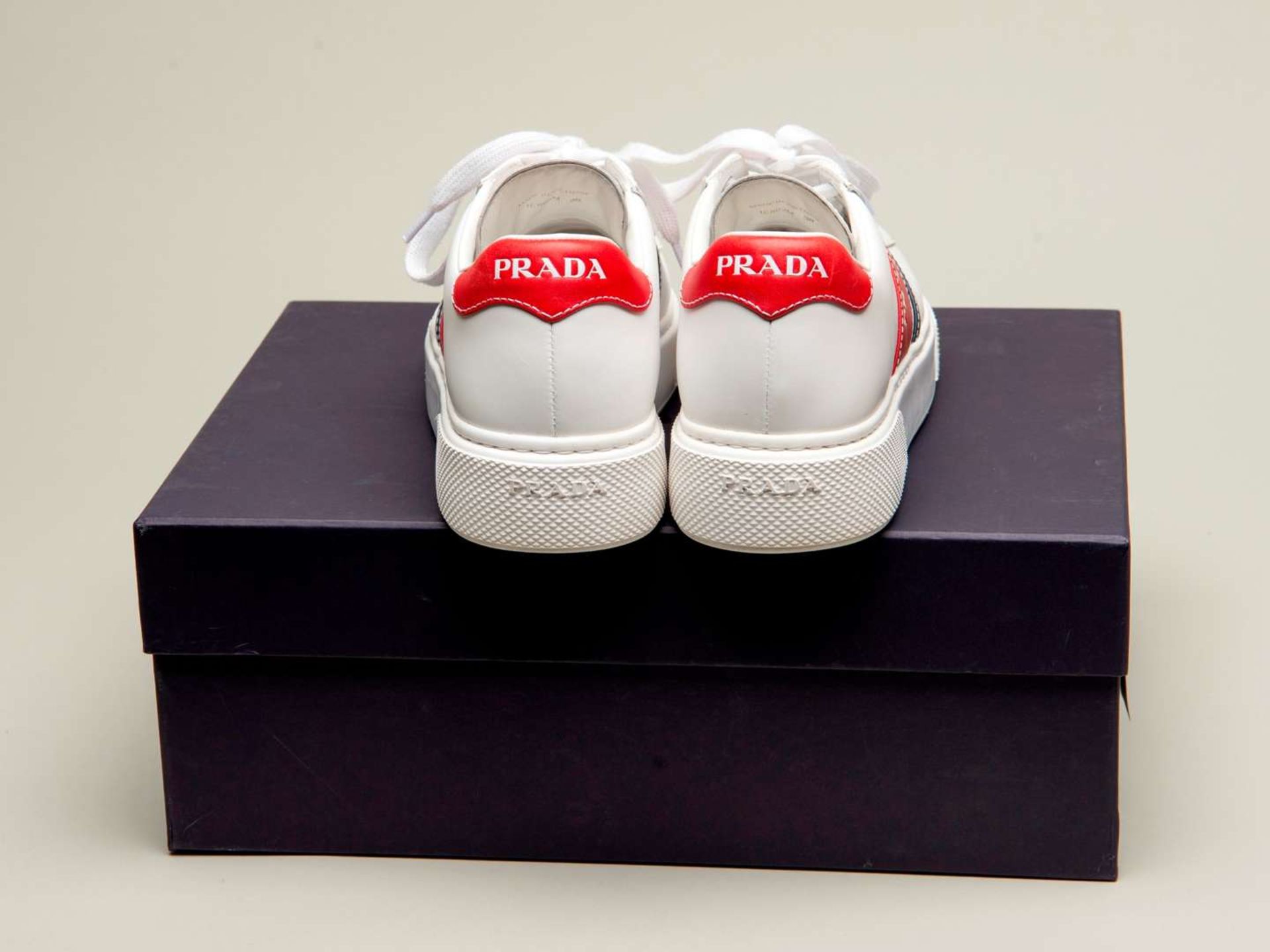 PRADA, a pair of Bianco+ Rosso, Vitello Soft sneakers - Bild 3 aus 5
