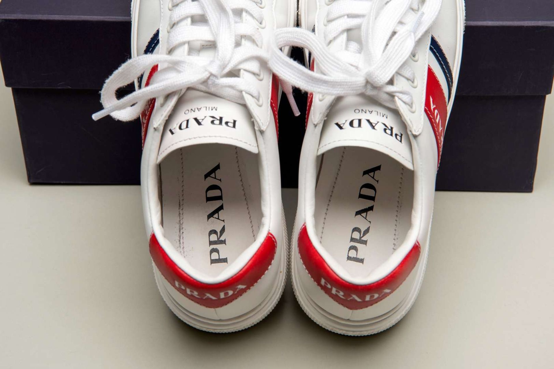 PRADA, a pair of Bianco+ Rosso, Vitello Soft sneakers - Bild 4 aus 5