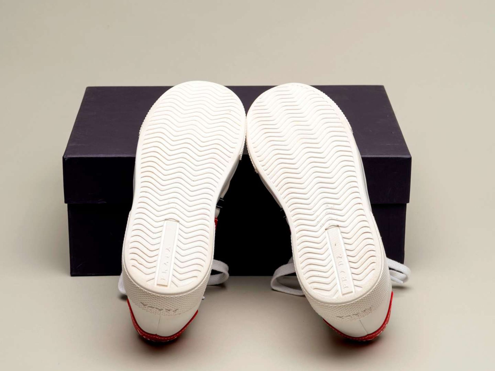 PRADA, a pair of Bianco+ Rosso, Vitello Soft sneakers - Bild 2 aus 5